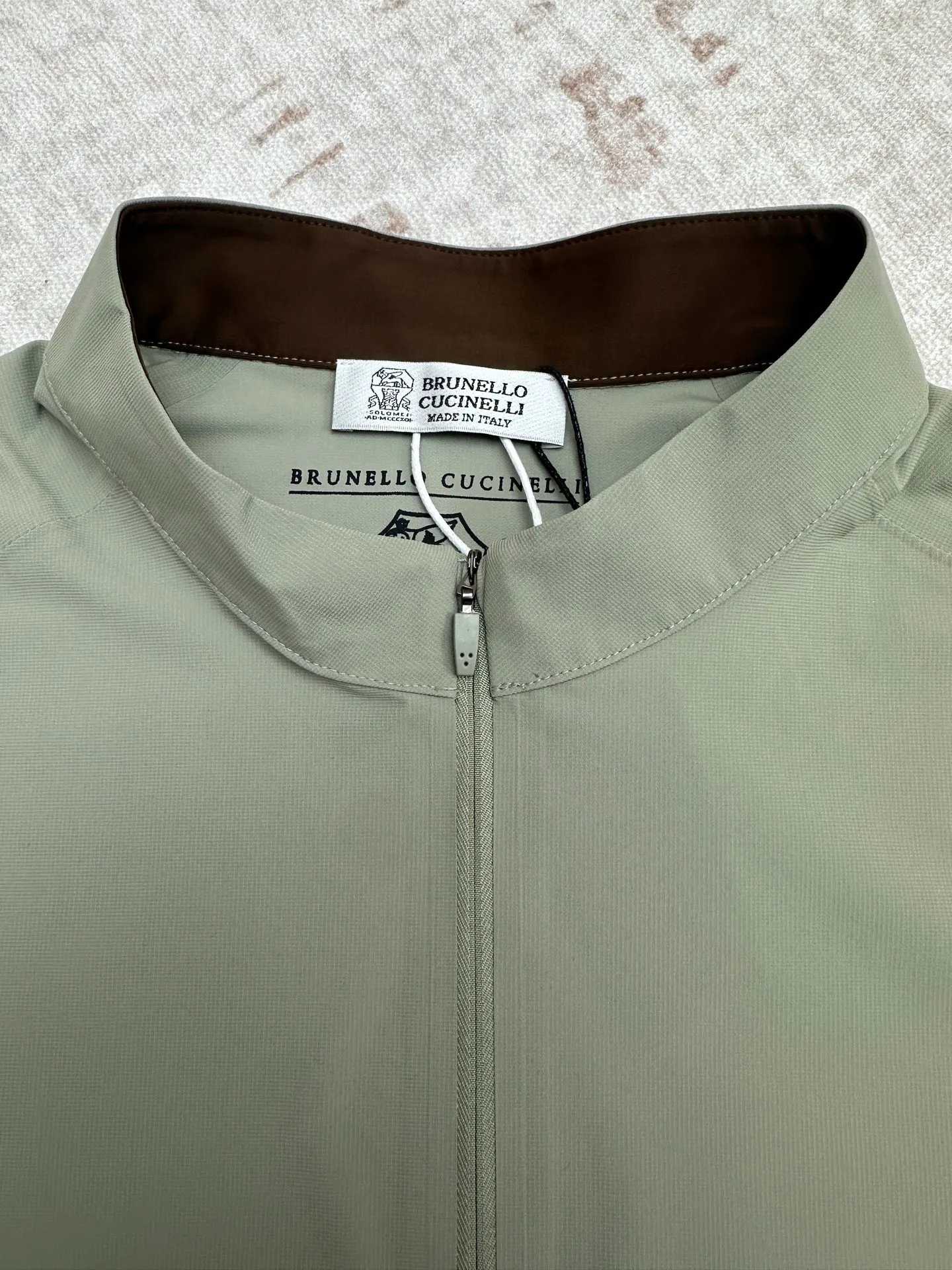 BC 26 New Arrival men's half-zip stand-up quick-drying T-shirt is a fusion of Premium outdoor leisure and light luxury texture. As for the brand, Brunello Cucinelli, as Italy's top luxury brand, is known for its concept of "low-key luxury". This T-shirt continues the brand's ultimate pursuit of craftsmanship and texture. The style adopts a simple and neat half-zip stand-up collar design, which combines casual and capable temperament. The neat tailoring modifies the figure and is not flattering. It is available in three colors: Light Green, pure white, and Black, suitable for a variety of wearing scenarios. The fabric is made of high-count, quick-drying technical fabric, which feels cool and silky to the touch. It has excellent moisture-absorbing and sweat-wicking properties and does not stick to the body when you sweat. It also has UPF sun protection effect, which is both breathable and sun-proof. The fabric contains high-elastic spandex, which is full of elasticity and anti-wrinkle Wear-Resistant. It will not deform when machine washed and can be easily taken care of. The overall workmanship is exquisite, the collar and cuffs are all seamlessly hemmed, and the zipper is smooth. It combines sports practicality with high-end texture for daily wear. It is an ideal choice for summer commuting and outdoor travel. Would you like me to add some matching suggestions and care tips for you to make this T-shirt better cared for and more Versatile? Sizes: M.L.XL.2XL.3XL.4XL